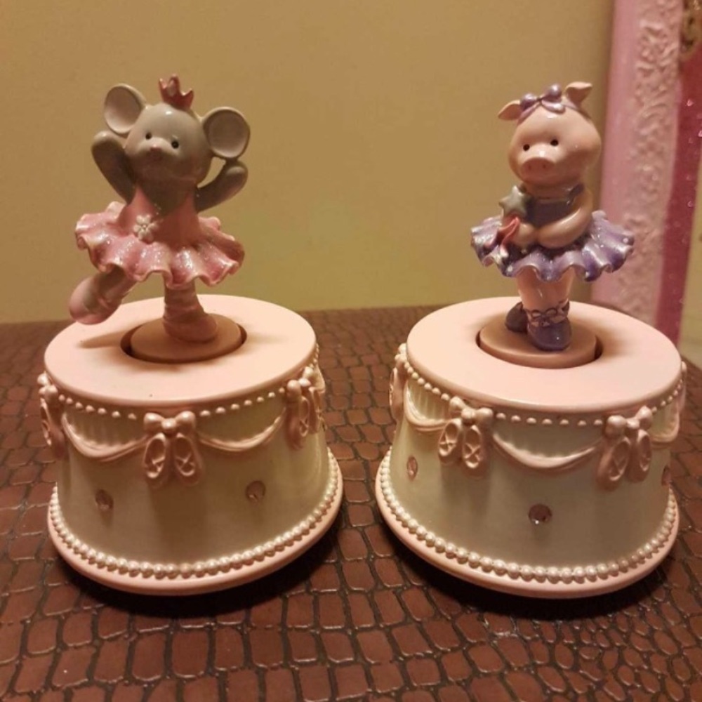 Ballet Dancer twirling the Music Box / cake topper